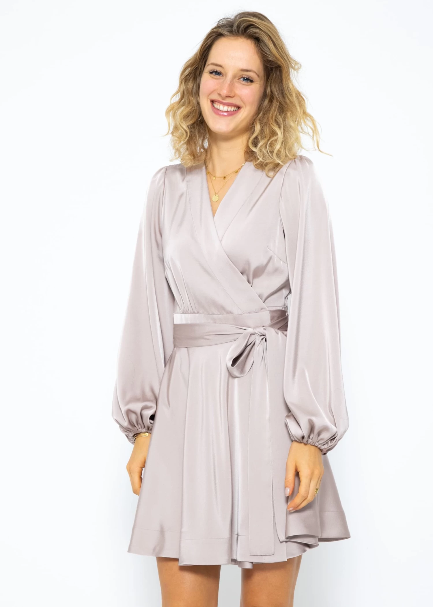 Elegantes Satin Wickelkleid - Taupe 8 Elegantes Satin Wickelkleid - Taupe – Bild 6