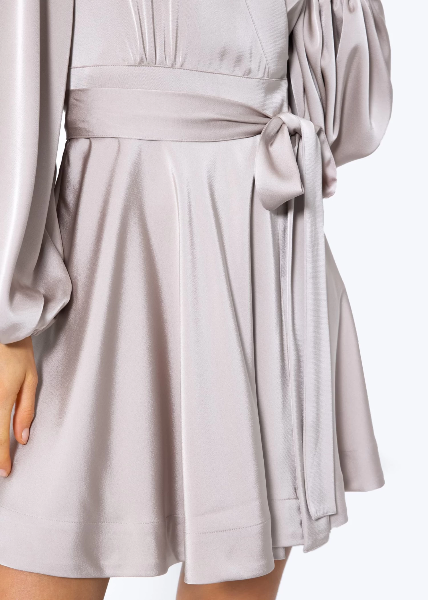 Elegantes Satin Wickelkleid - Taupe 13 Elegantes Satin Wickelkleid - Taupe – Bild 11