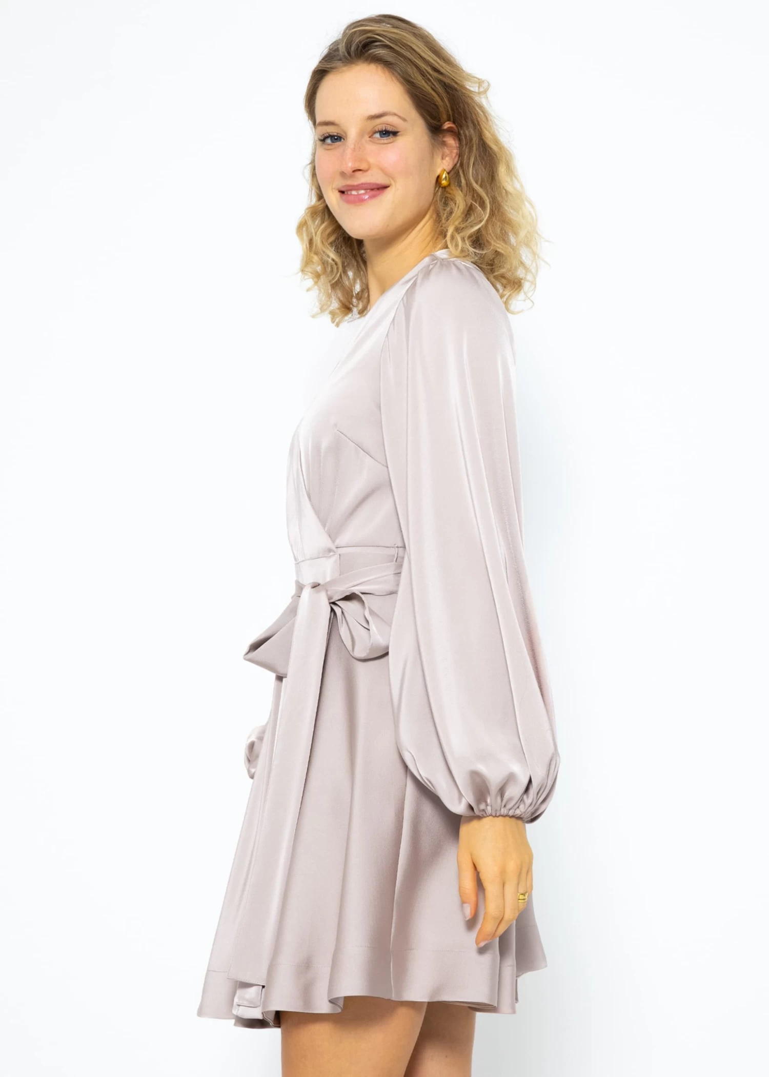 Elegantes Satin Wickelkleid - Taupe 9 Elegantes Satin Wickelkleid - Taupe – Bild 7