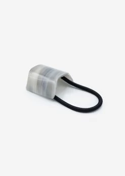 Marmorierter Haargummi - Grau 11 Marmorierter Haargummi - Grau -Sassyclassy SassyClassy haargummi mit gebogenem detail grau S3212SAC6635 1