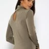Fließendes Langarmshirt Mit Rollkragen Und Rückenausschnitt - Khaki -Sassyclassy SassyClassy langarmshirt mit rollkragen und ruckenausschnitt khaki S3209G6381 3