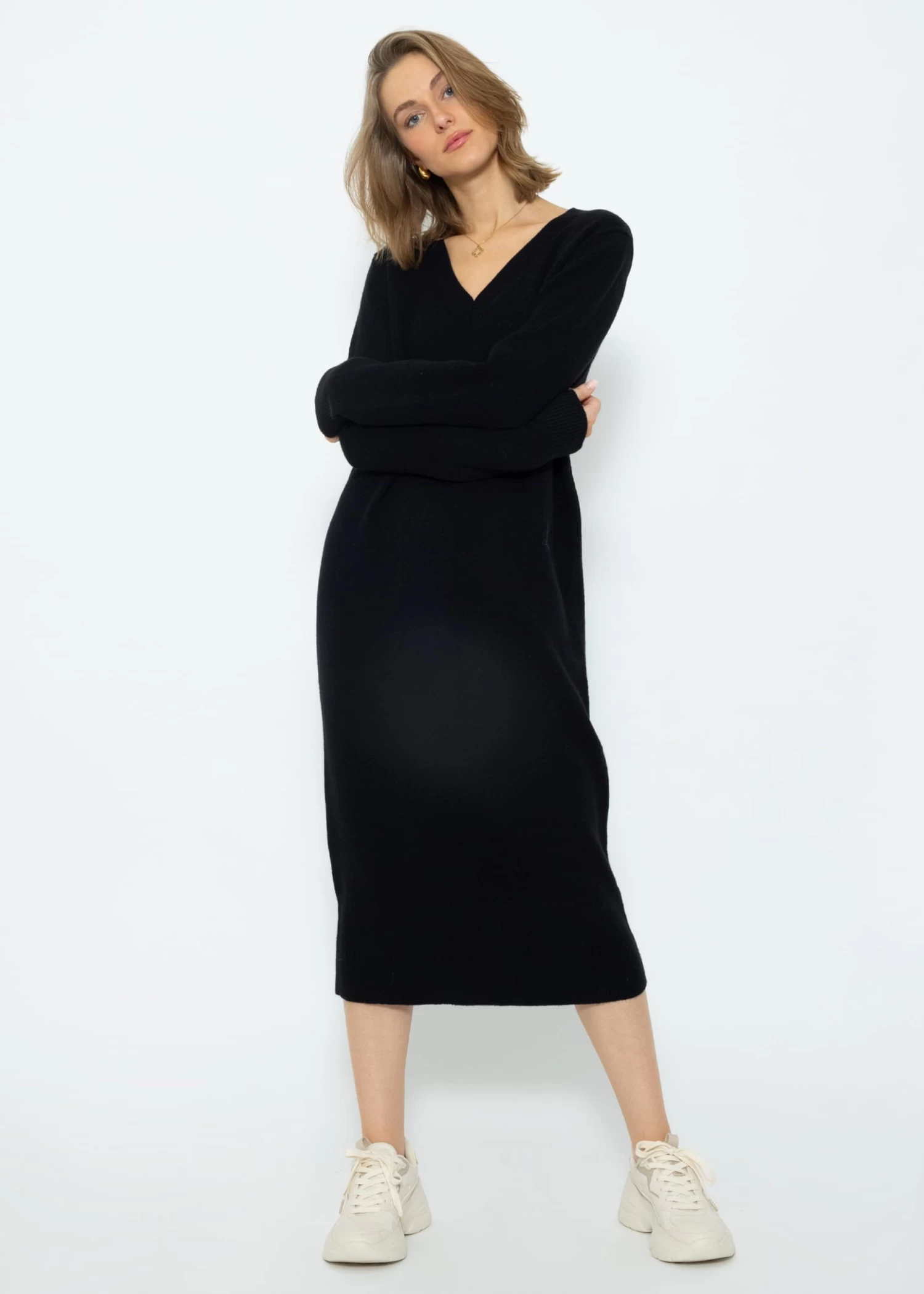 Langes Strickkleid Mit V-Ausschnitt - Schwarz 3 Langes Strickkleid Mit V-Ausschnitt - Schwarz