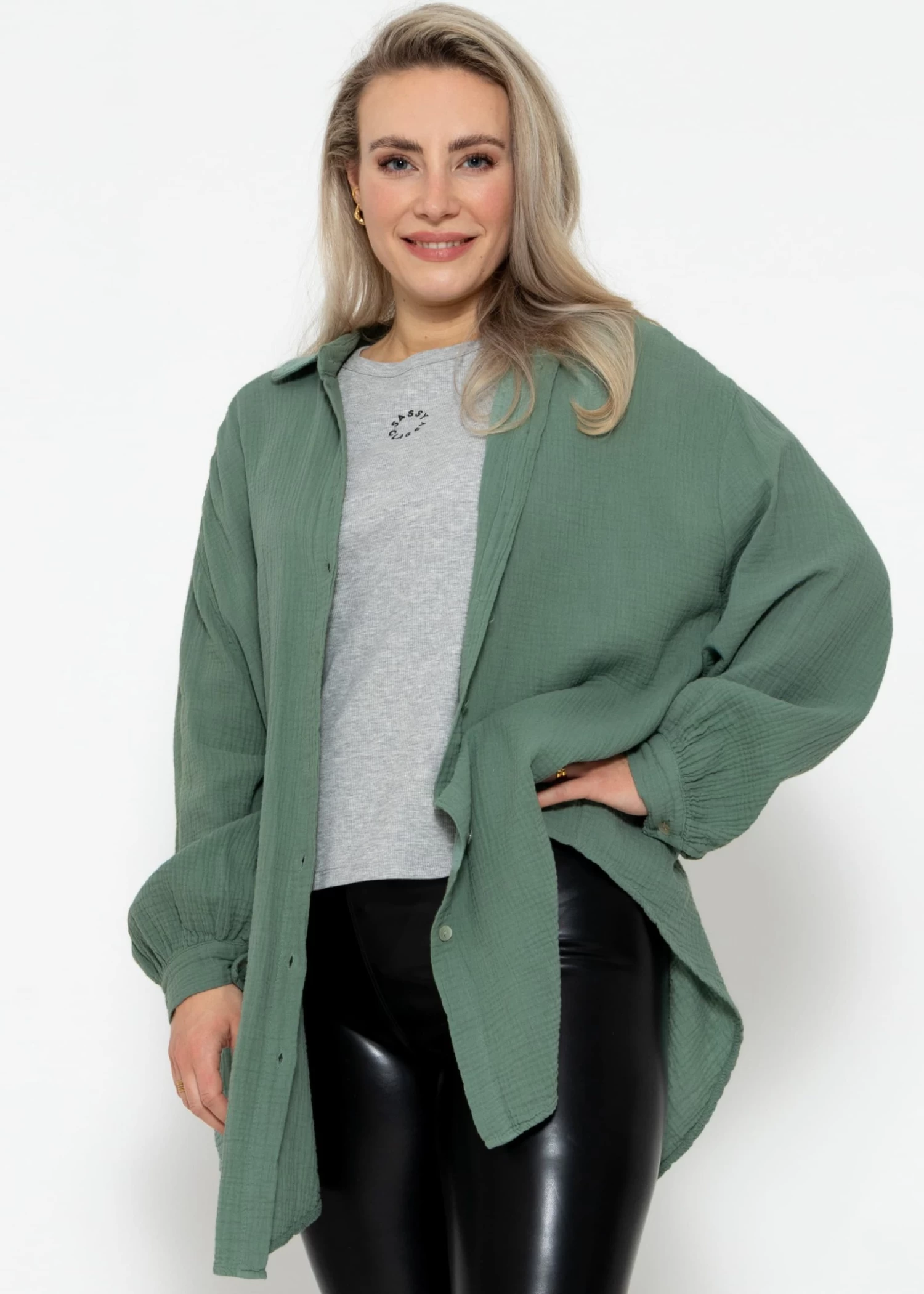 Musselin Bluse Oversize, Salbeigrün 13 Musselin Bluse Oversize, Salbeigrün – Bild 11