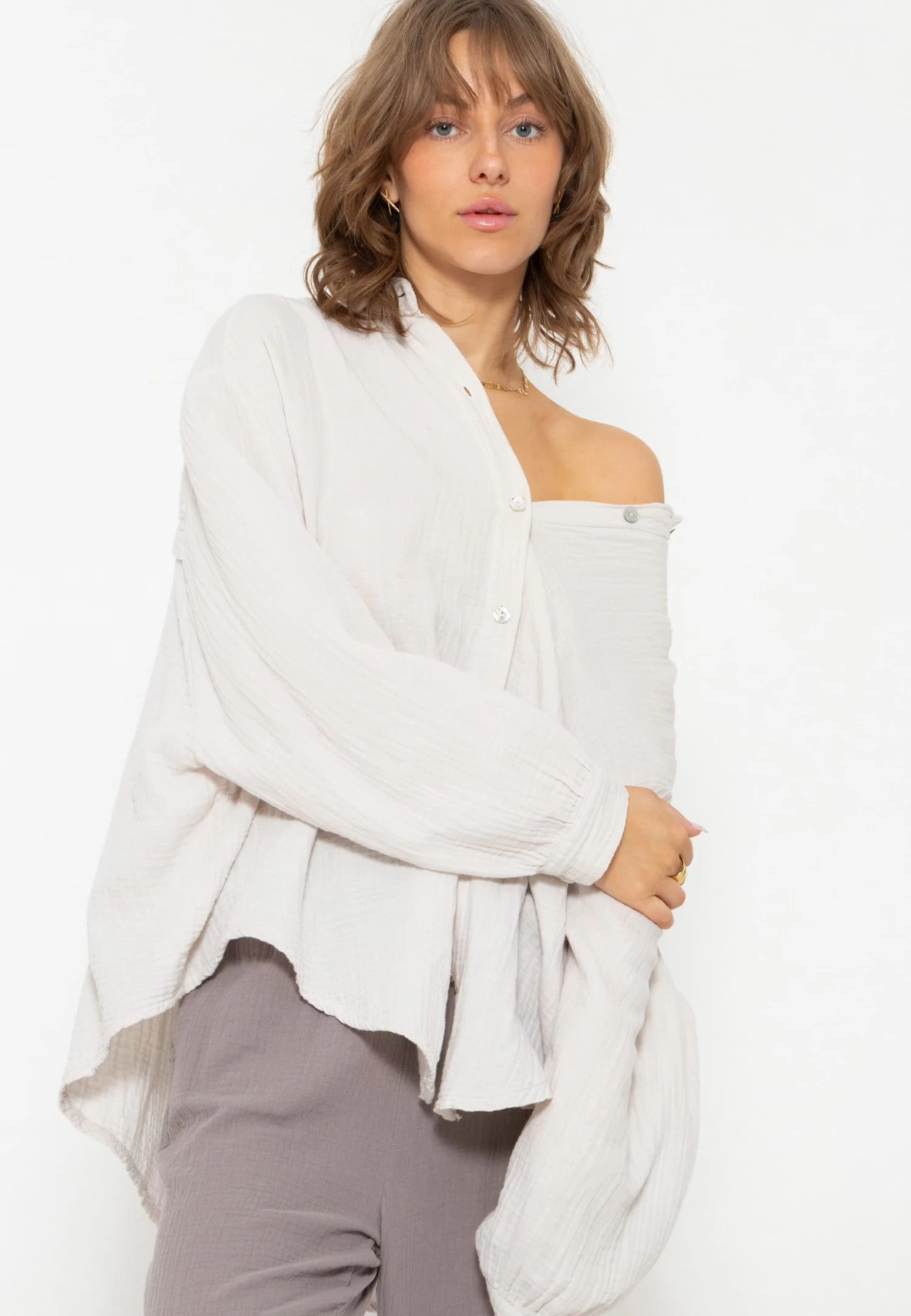 Musselin Bluse Oversize, Kurz, Hellbeige 5 Musselin Bluse Oversize, Kurz, Hellbeige – Bild 3