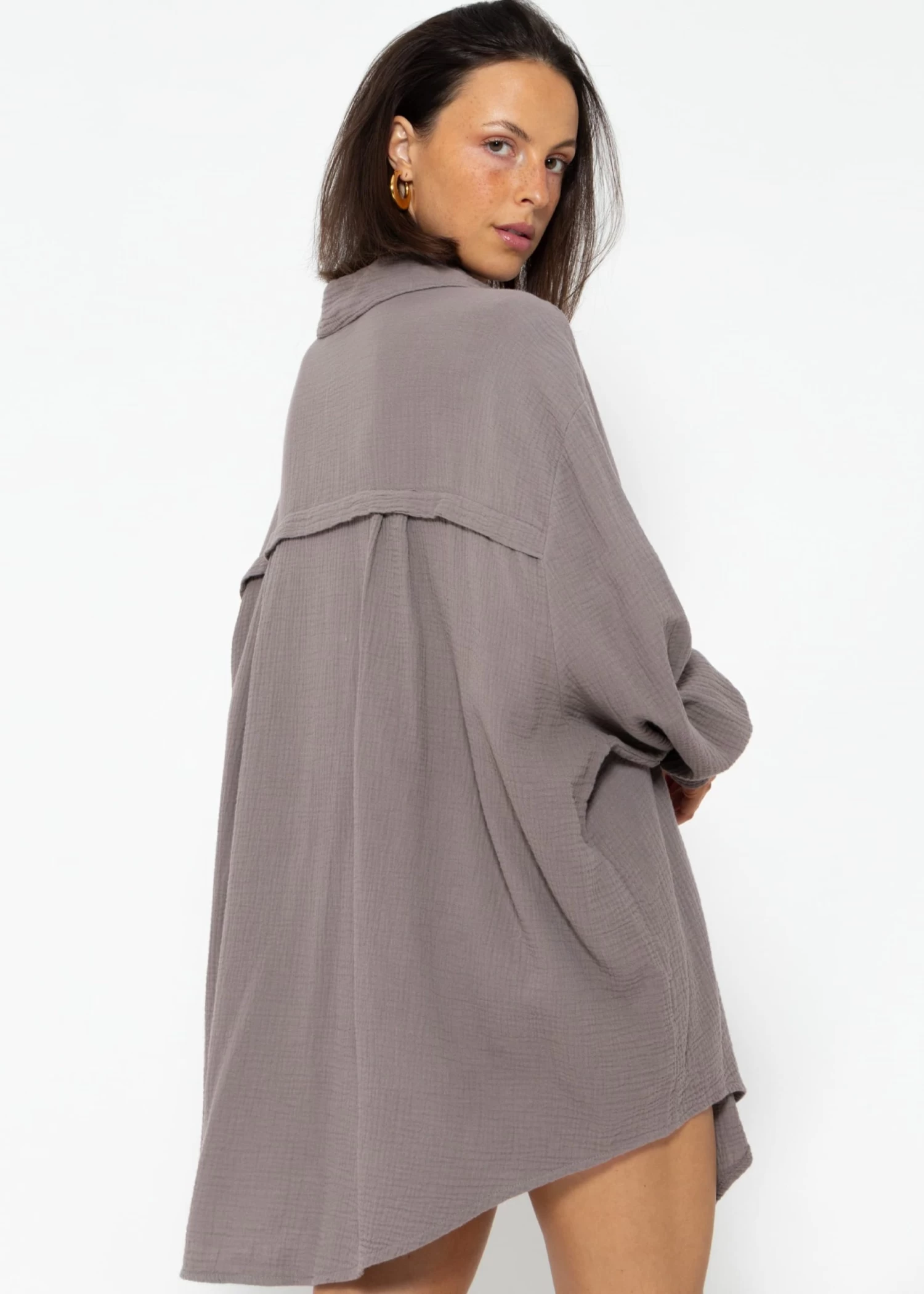 Musselin Bluse Oversize, Taupe 7 Musselin Bluse Oversize, Taupe – Bild 5