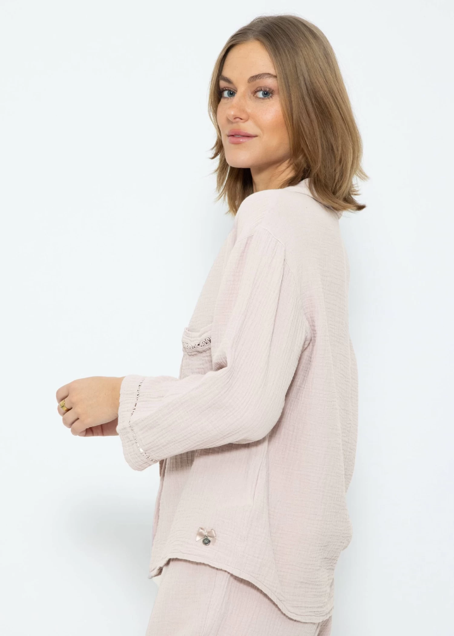 Musselin Pyjamabluse Mit Spitzenborte - Altrosa 5 Musselin Pyjamabluse Mit Spitzenborte - Altrosa – Bild 3