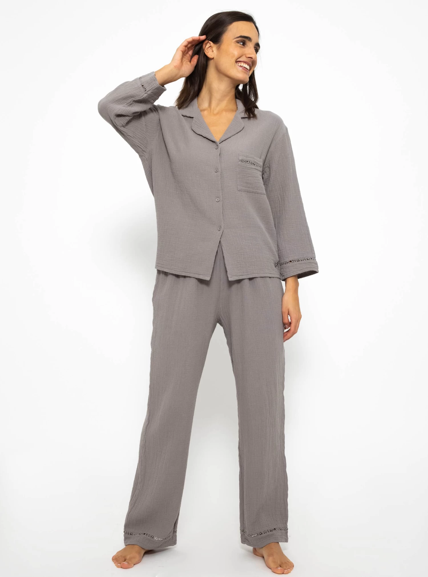 Musselin Pyjamabluse Mit Spitzenborte - Taupe 4 Musselin Pyjamabluse Mit Spitzenborte - Taupe – Bild 2