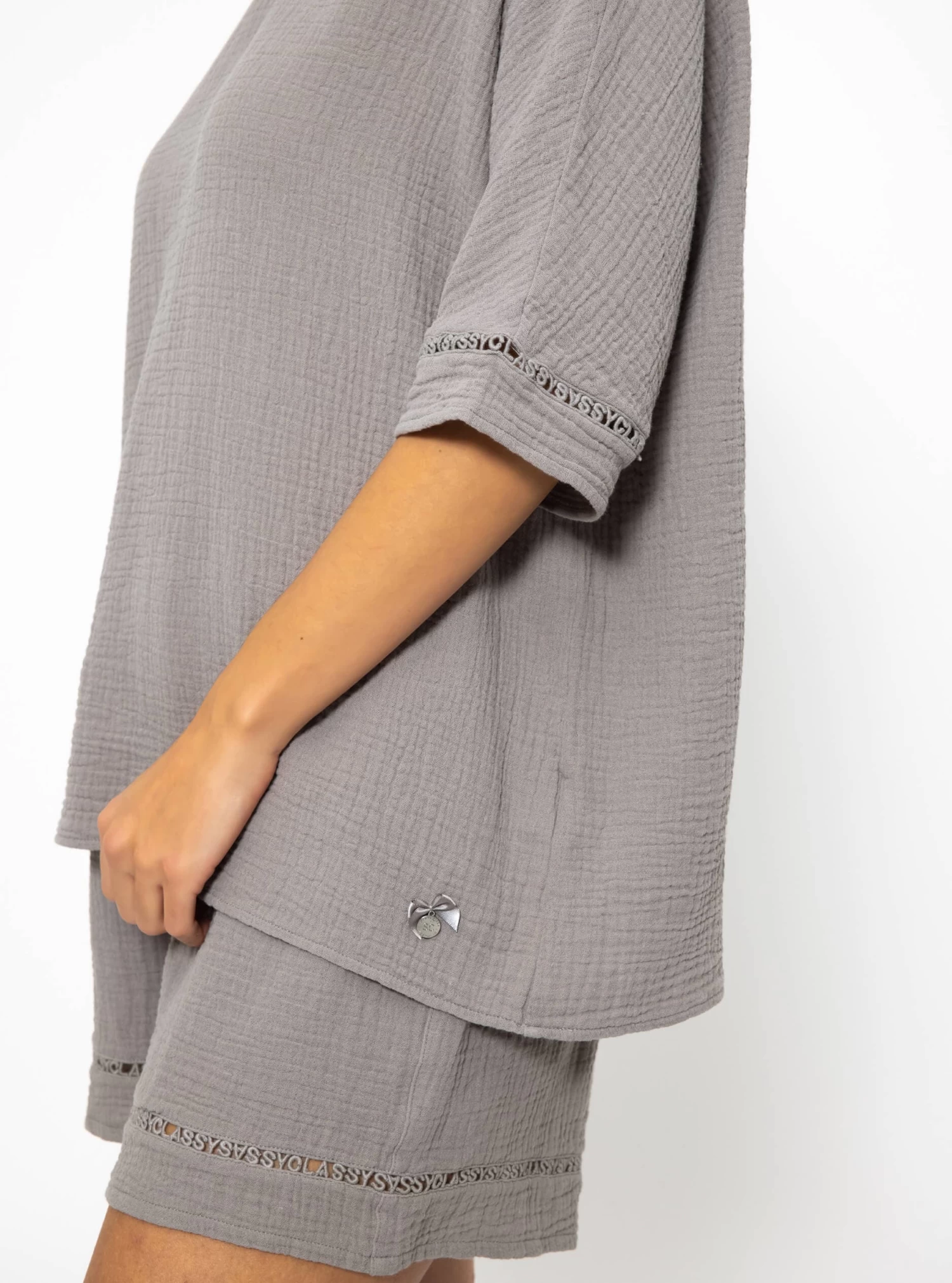 Musselin Pyjamashirt Mit Spitzenborte - Taupe 11 Musselin Pyjamashirt Mit Spitzenborte - Taupe – Bild 9