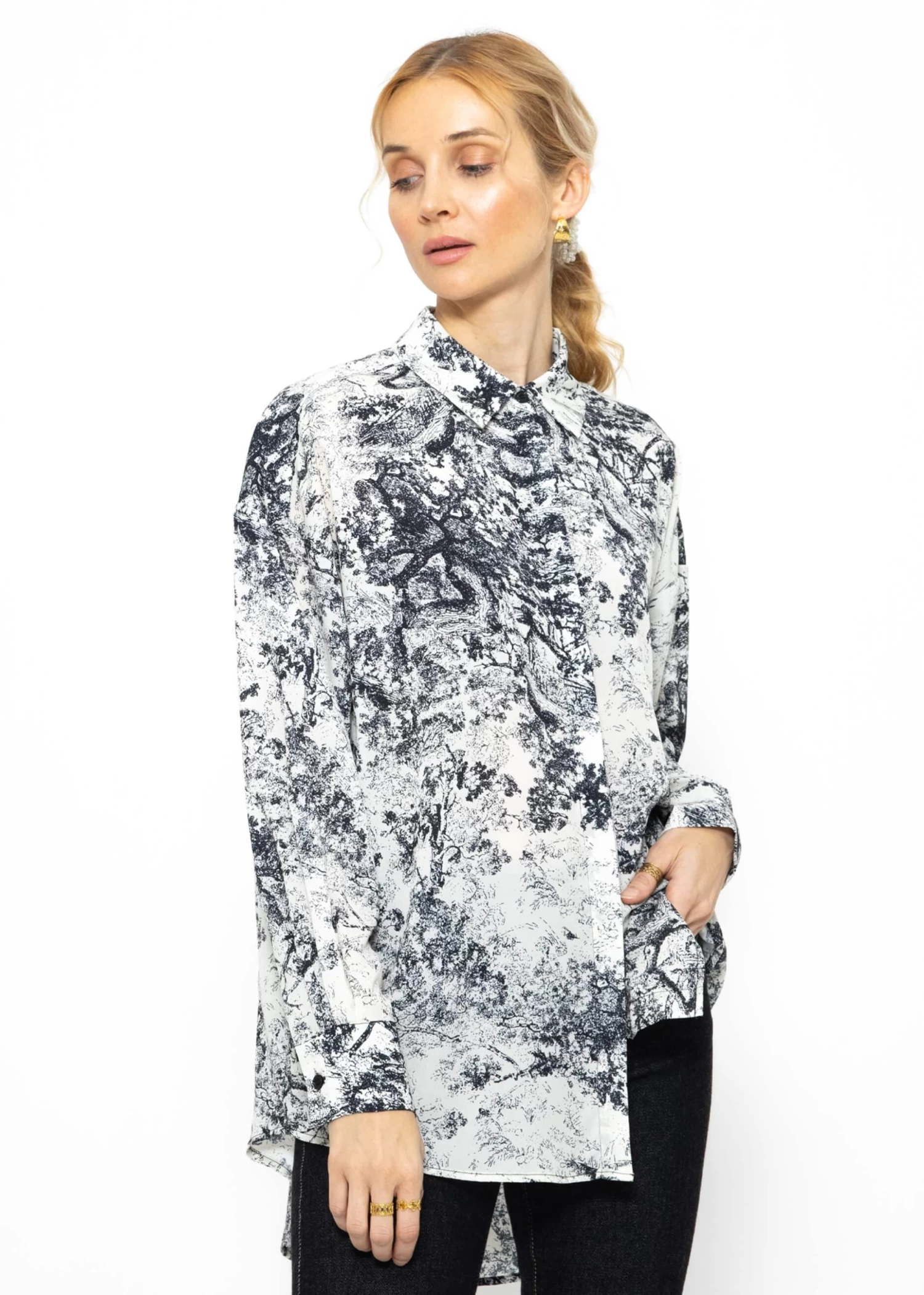 Oversize Bluse Mit Print - Schwarz-weiß 6 Oversize Bluse Mit Print - Schwarz-weiß – Bild 4