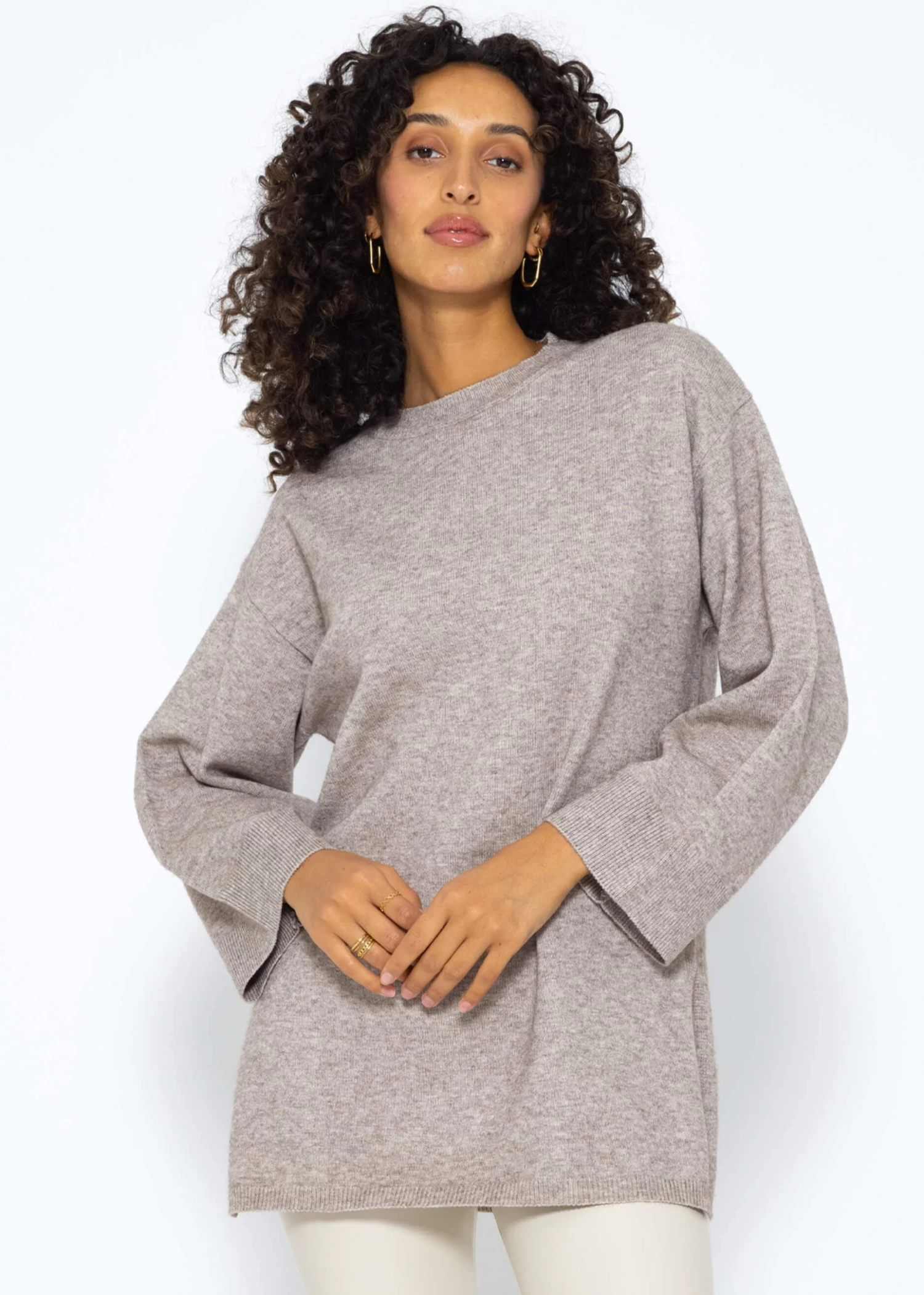 Oversize Pullover Mit Seitenschlitzen - Taupe 6 Oversize Pullover Mit Seitenschlitzen - Taupe – Bild 4