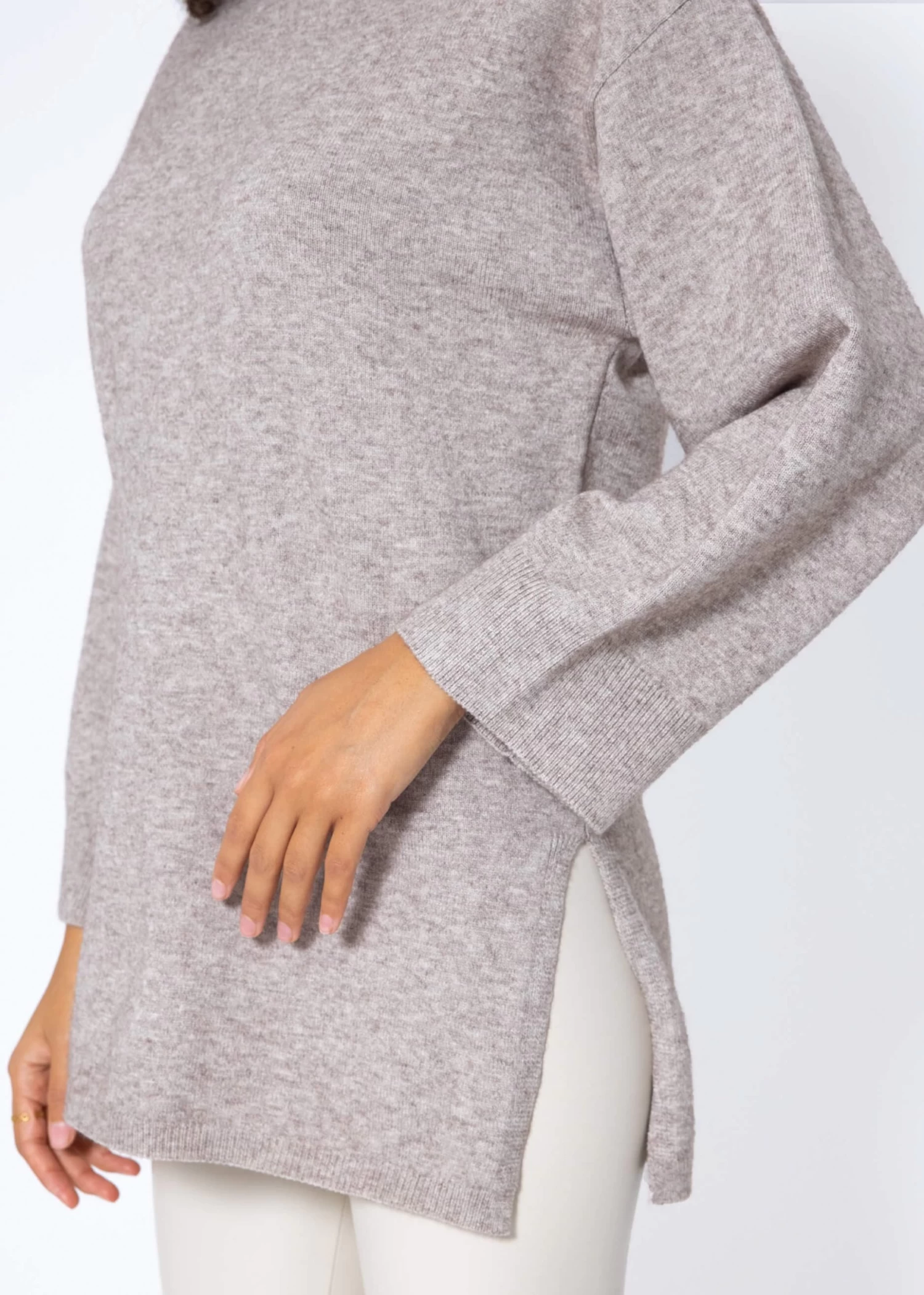 Oversize Pullover Mit Seitenschlitzen - Taupe 10 Oversize Pullover Mit Seitenschlitzen - Taupe – Bild 8