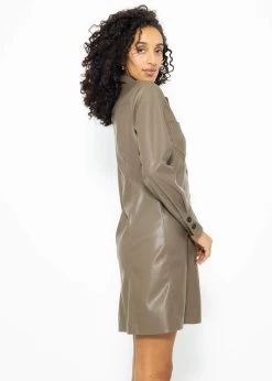 Sportives Kleid Aus Kunstleder - Taupe 12 Sportives Kleid Aus Kunstleder - Taupe -Sassyclassy SassyClassy sportives kleid aus kunstleder taupe S3210K6569 1