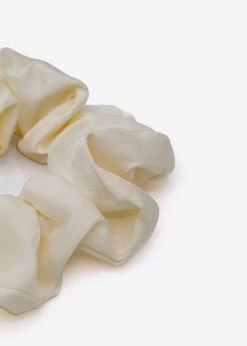 Satin-Scrunchie, Offwhite -Sassyclassy SassyClassy Satin Scrunchie in offwhite S2204A1090 2