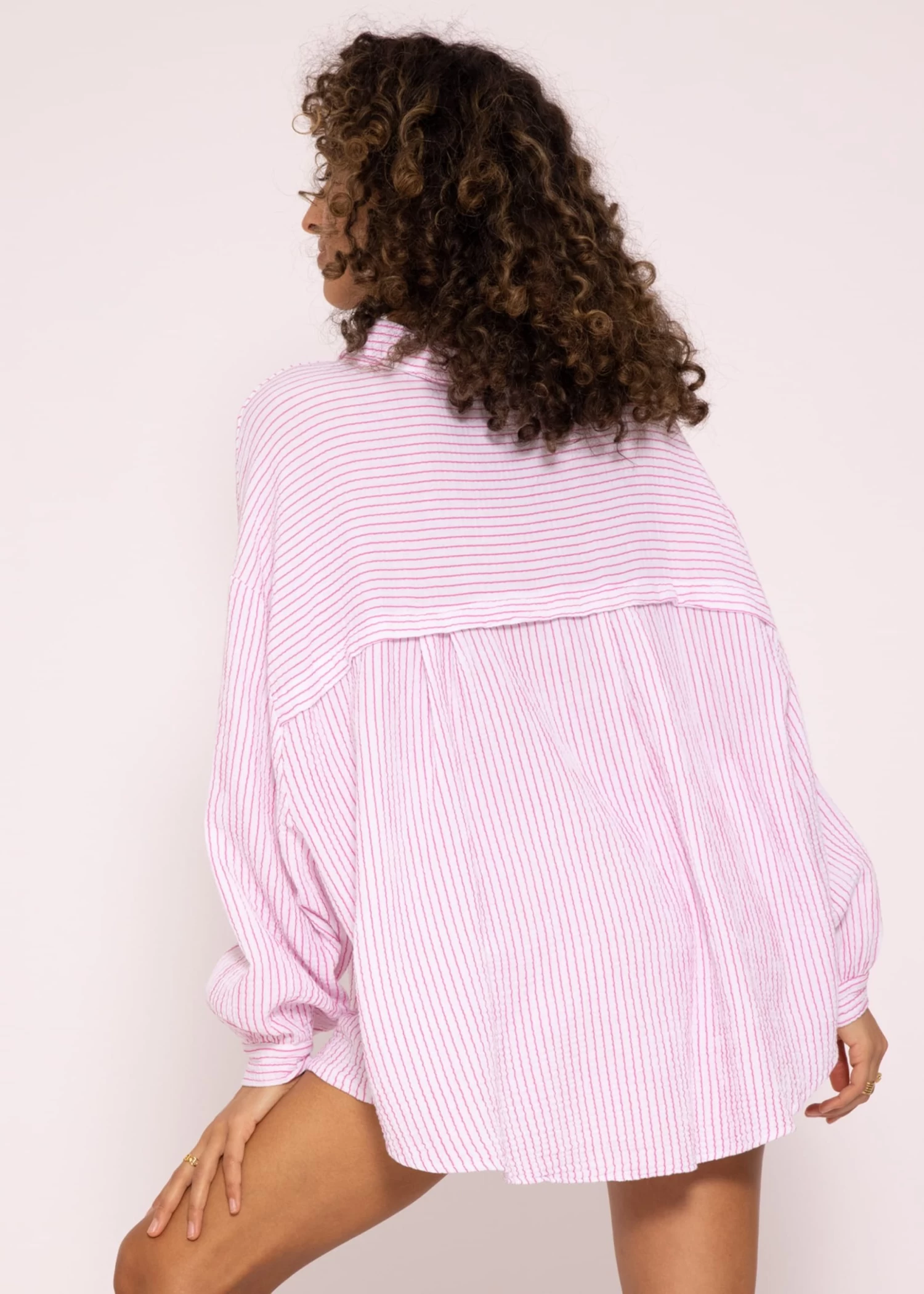 Gestreifte Musselin Bluse Oversize, Kurz, Pink/weiß 5 Gestreifte Musselin Bluse Oversize, Kurz, Pink/weiß – Bild 3