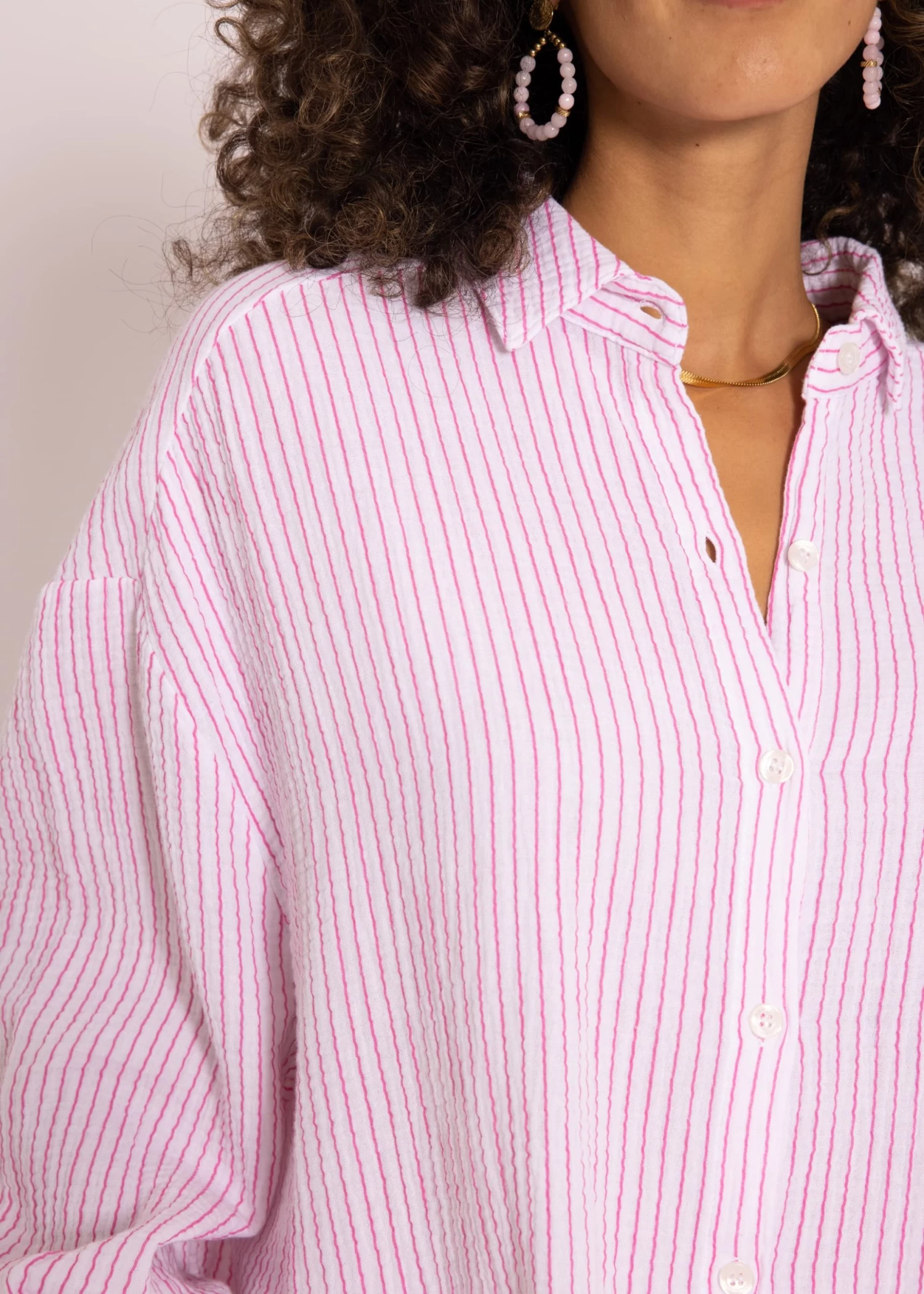 Gestreifte Musselin Bluse Oversize, Kurz, Pink/weiß 7 Gestreifte Musselin Bluse Oversize, Kurz, Pink/weiß – Bild 5