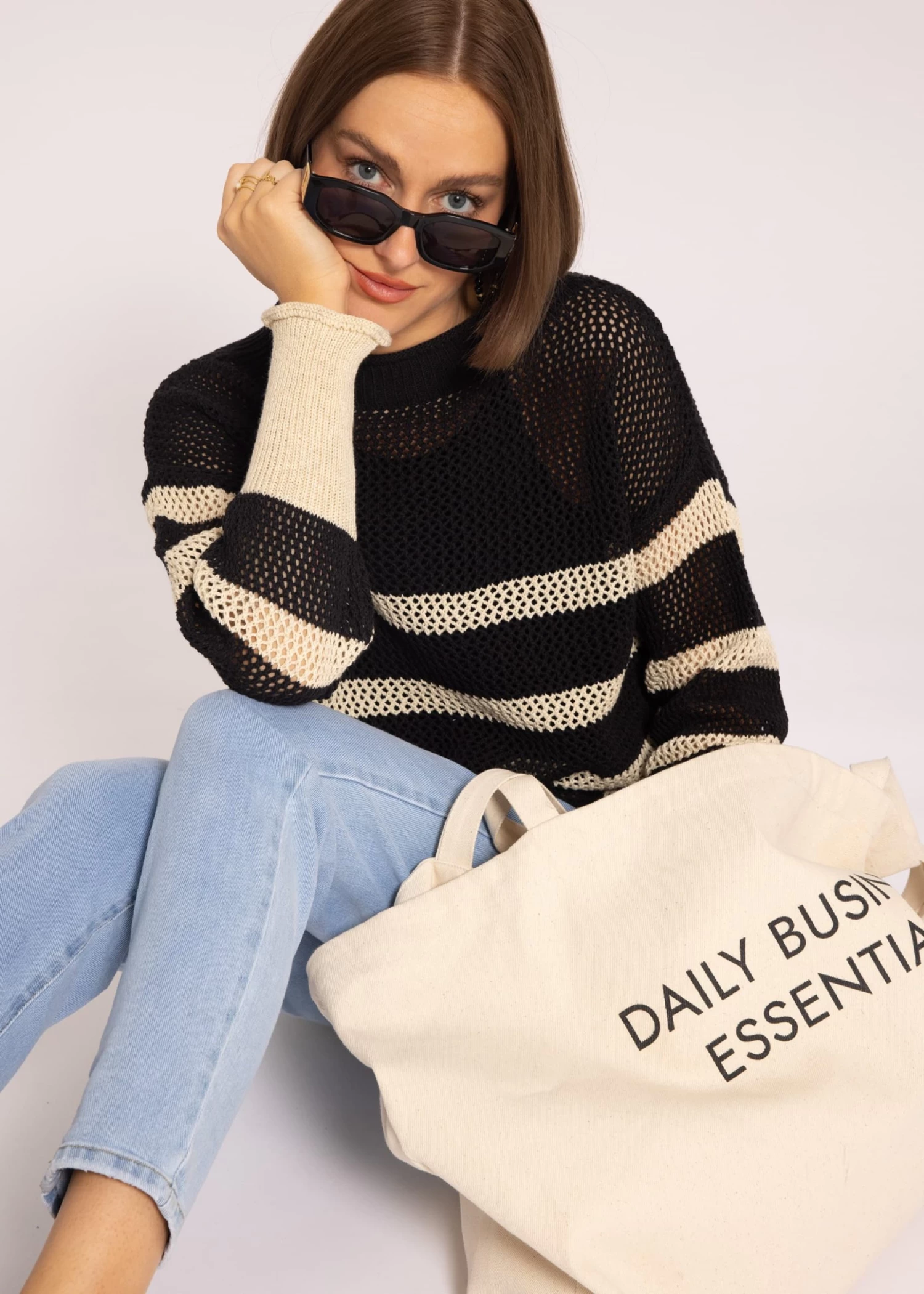 Gestreifter Netz-Pullover, Schwarz/beige 4 Gestreifter Netz-Pullover, Schwarz/beige – Bild 2