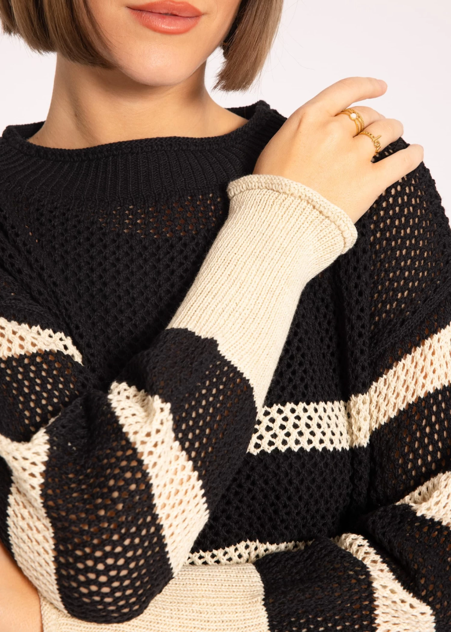 Gestreifter Netz-Pullover, Schwarz/beige 10 Gestreifter Netz-Pullover, Schwarz/beige – Bild 8