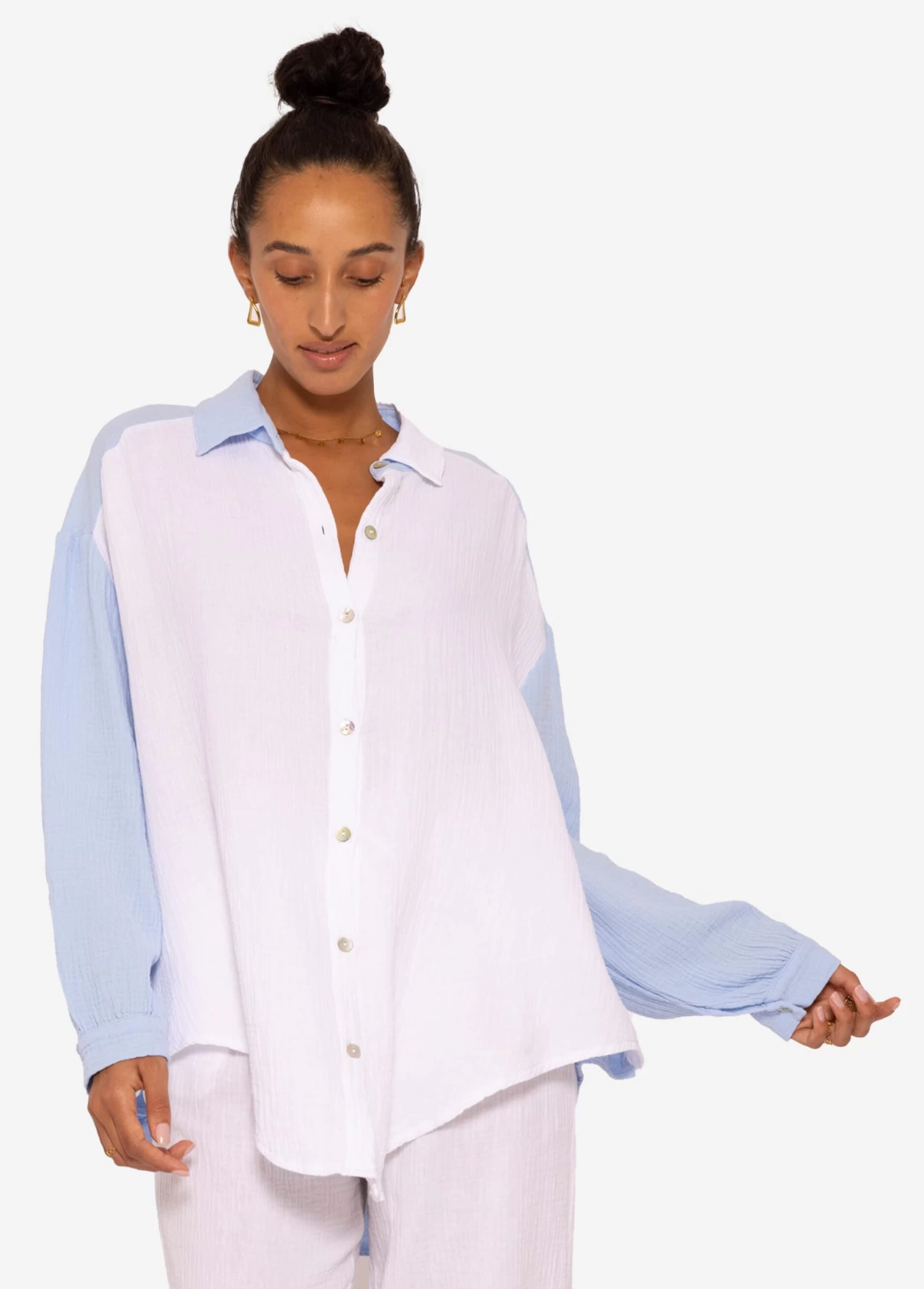 Musselin Bluse Oversize, Kurz, Blau-weiß 8 Musselin Bluse Oversize, Kurz, Blau-weiß – Bild 6