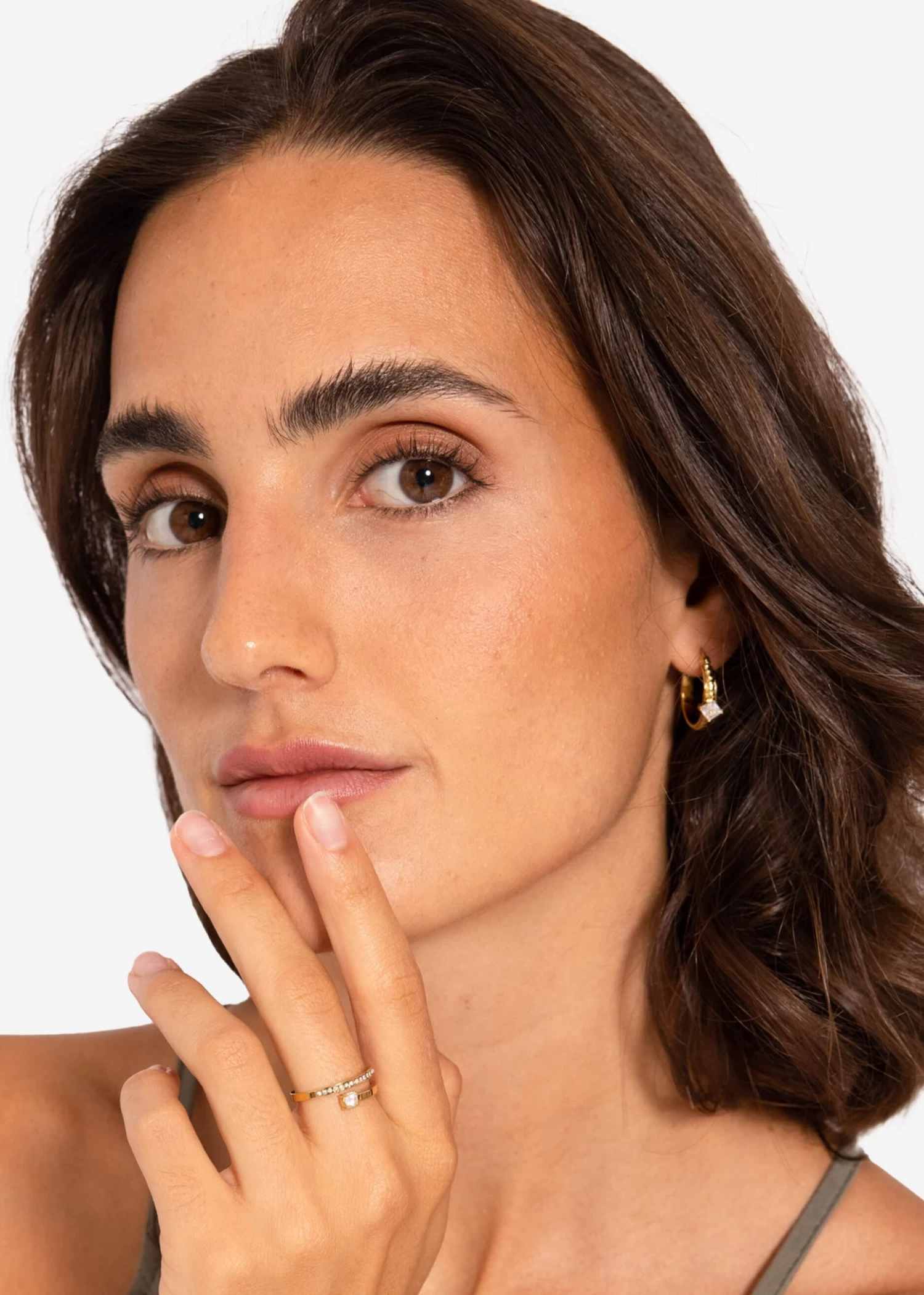 Ohrringe Mit Funkelndem Steinchen, Gold 6 Ohrringe Mit Funkelndem Steinchen, Gold – Bild 4