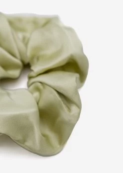 Satin-Scrunchie, Hellgrün -Sassyclassy SassyClassy satin scrunchie hellgrun S2204A1096 3