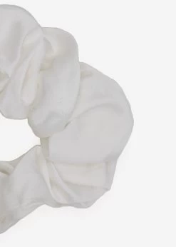 Satin-Scrunchie, Weiß -Sassyclassy SassyClassy satin scrunchie weiss S2206A1120 2Yvxa77LPyR609