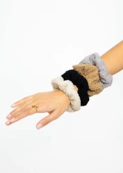 Teddy-Scrunchie - Schwarz 11 Teddy-Scrunchie - Schwarz -Sassyclassy SassyClassy teddy scrunchie schwarz S3207A1433wXTvxcguPvDO9