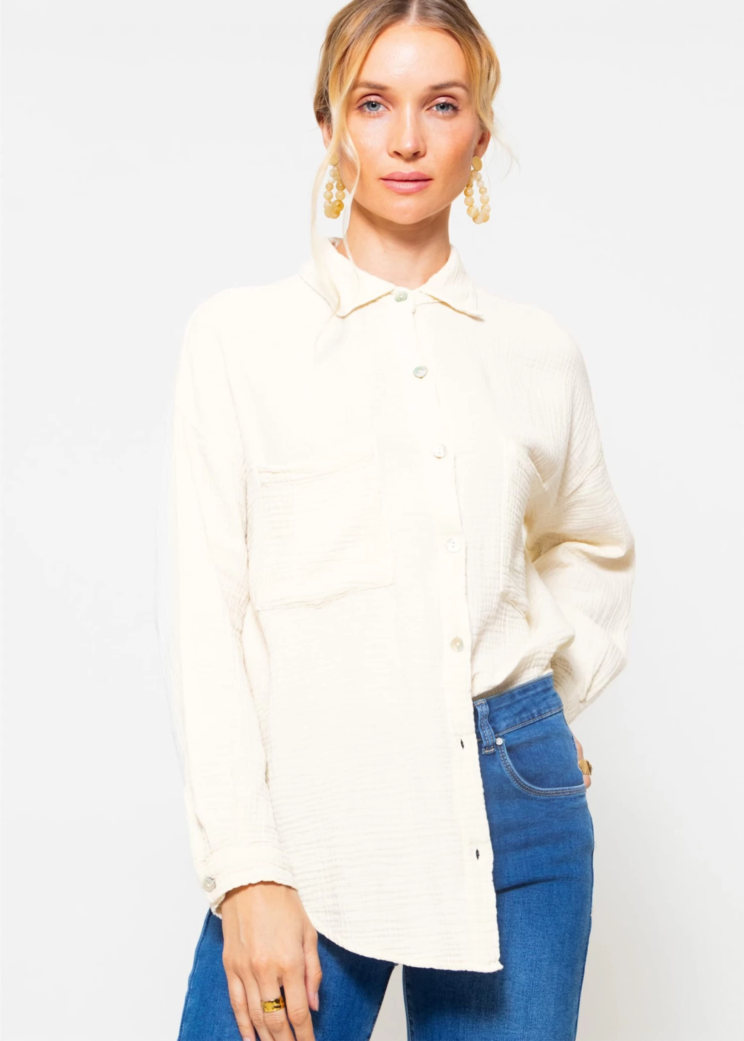 Oversize Musselin Bluse Mit Brusttaschen - Cremeweiß 6 Oversize Musselin Bluse Mit Brusttaschen - Cremeweiß – Bild 4