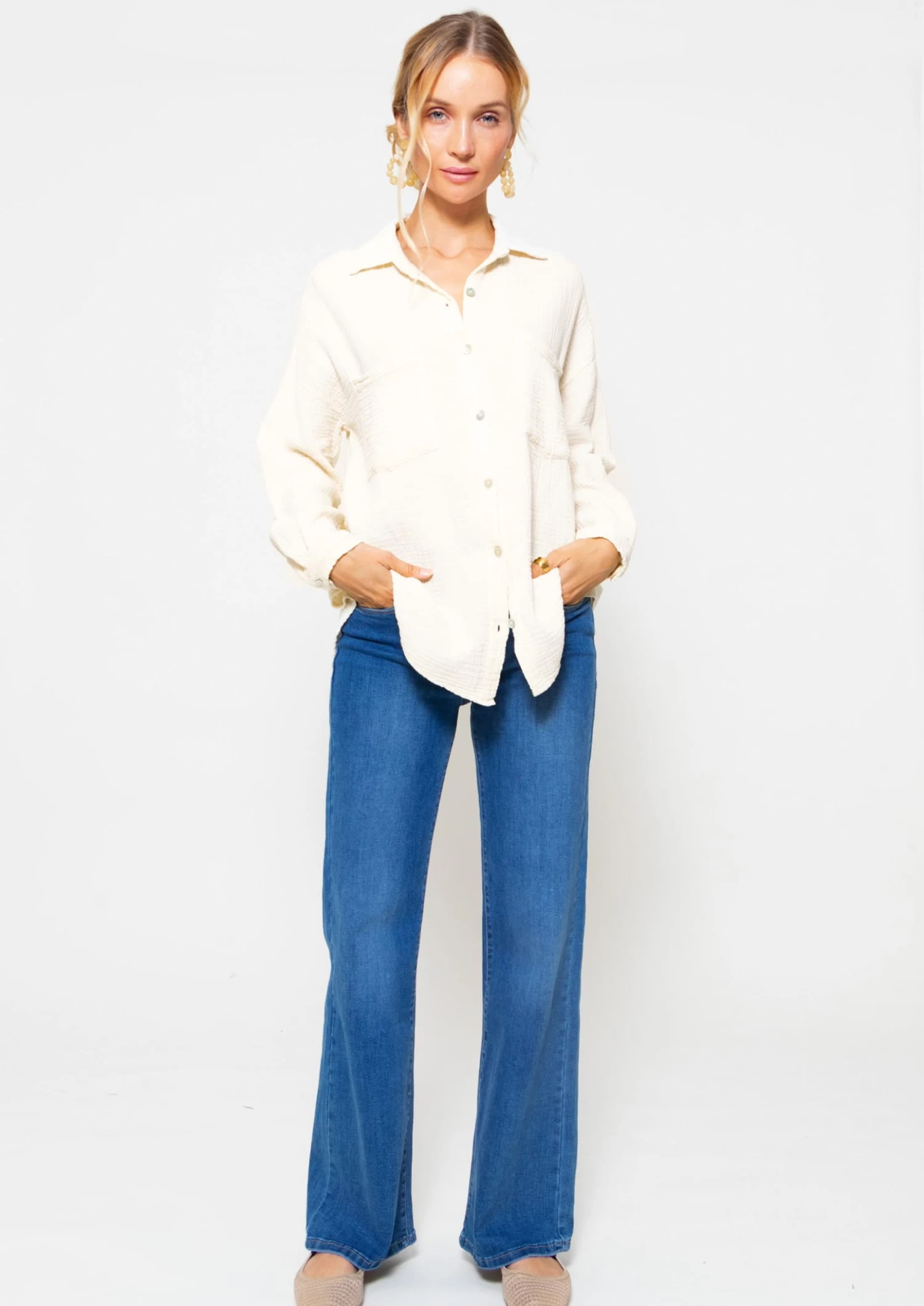 Oversize Musselin Bluse Mit Brusttaschen - Cremeweiß 4 Oversize Musselin Bluse Mit Brusttaschen - Cremeweiß – Bild 2