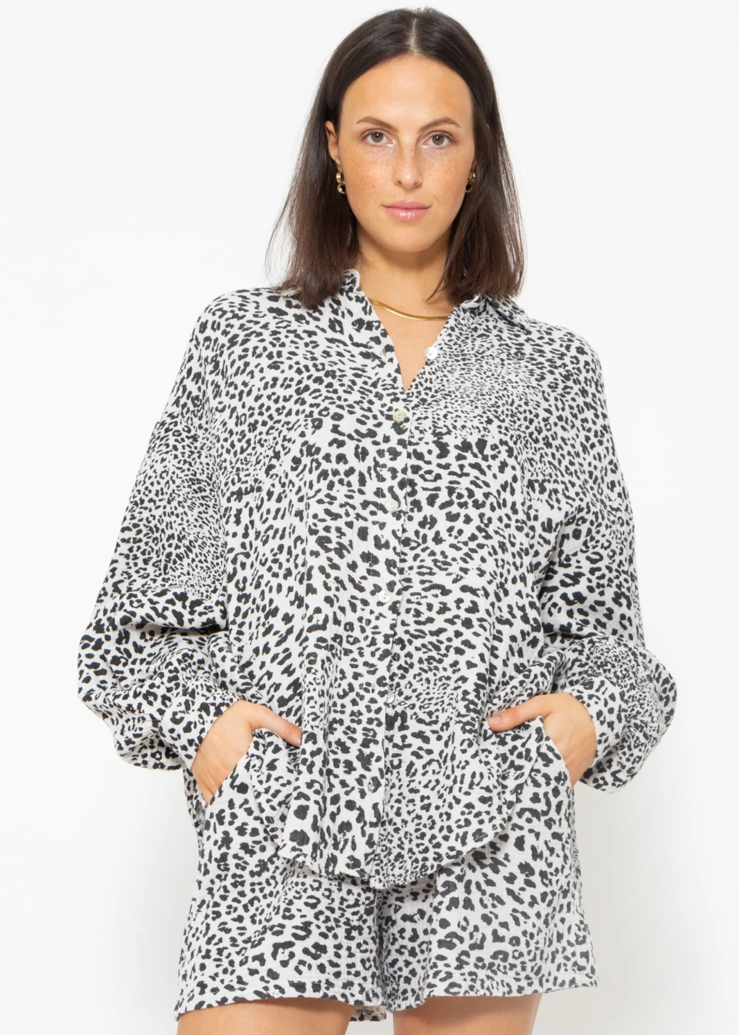 Musselin Bluse Oversize, Kurz, Mit Leo-Print, Hellbeige 4 Musselin Bluse Oversize, Kurz, Mit Leo-Print, Hellbeige – Bild 2