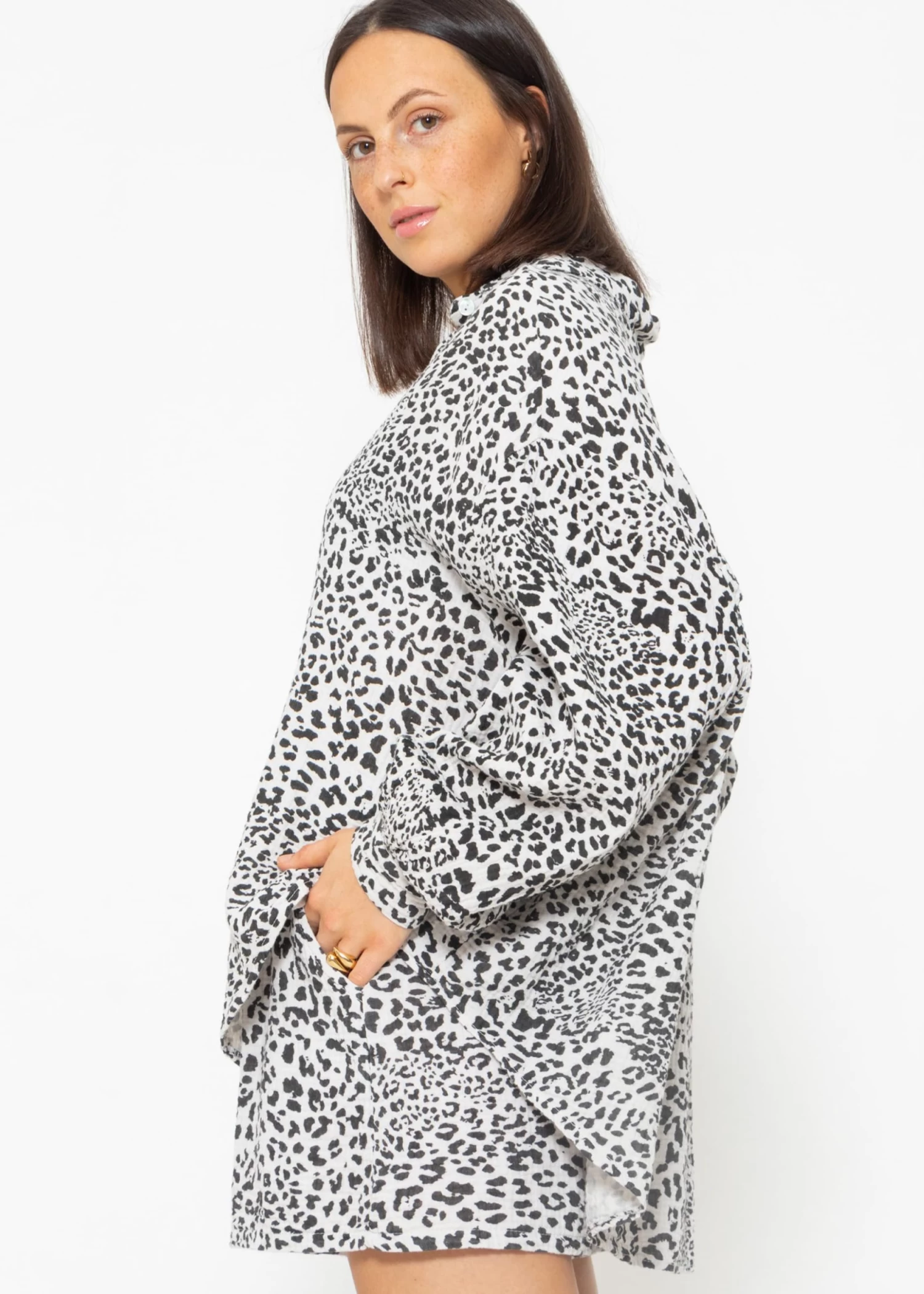 Musselin Bluse Oversize, Kurz, Mit Leo-Print, Hellbeige 6 Musselin Bluse Oversize, Kurz, Mit Leo-Print, Hellbeige – Bild 4