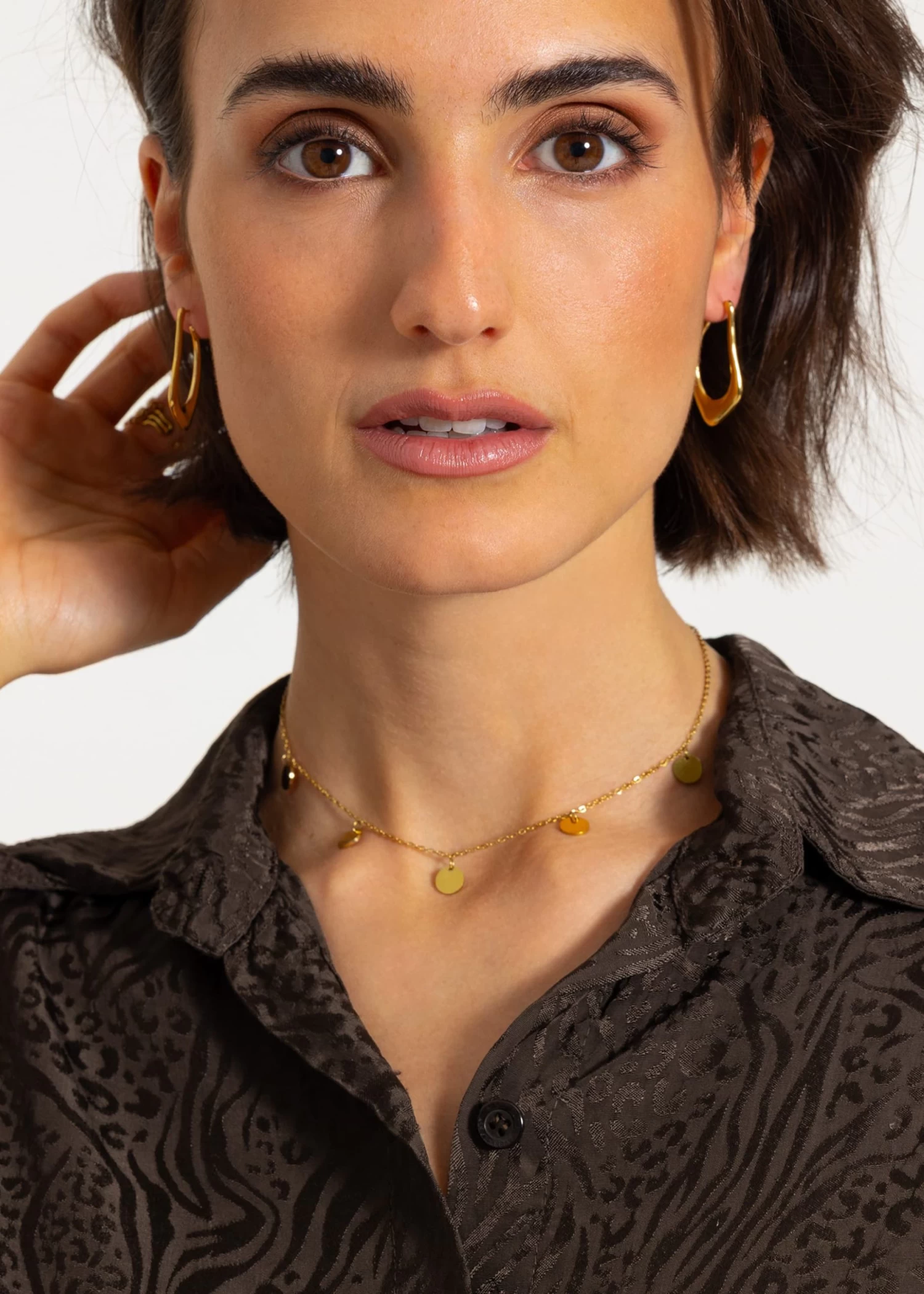 Geschwungene Creolen, Gold 6 Geschwungene Creolen, Gold – Bild 4