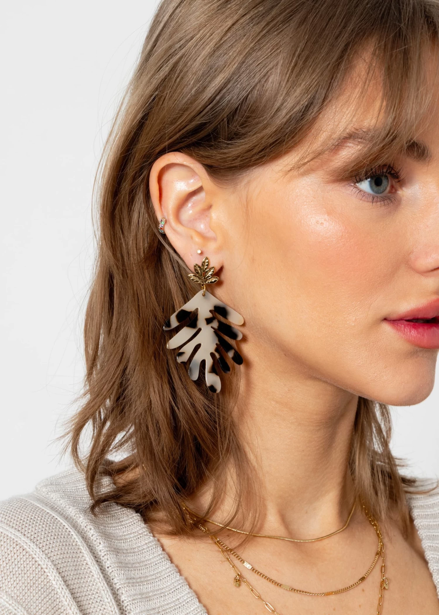 Große Blatt Ohrstecker In Schildpatt-Optik - Beige-braun 6 Große Blatt Ohrstecker In Schildpatt-Optik - Beige-braun – Bild 4