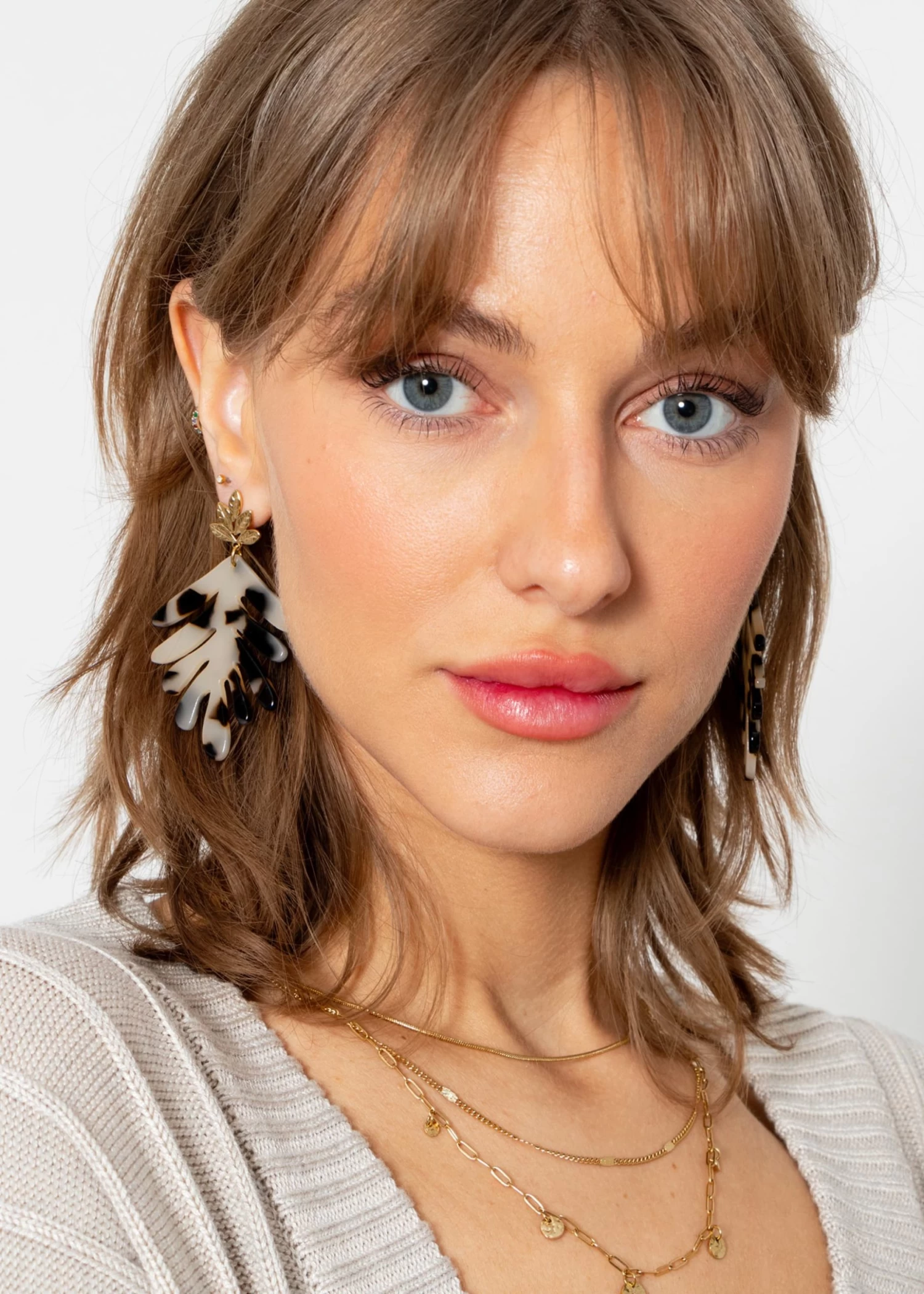 Große Blatt Ohrstecker In Schildpatt-Optik - Beige-braun 4 Große Blatt Ohrstecker In Schildpatt-Optik - Beige-braun – Bild 2