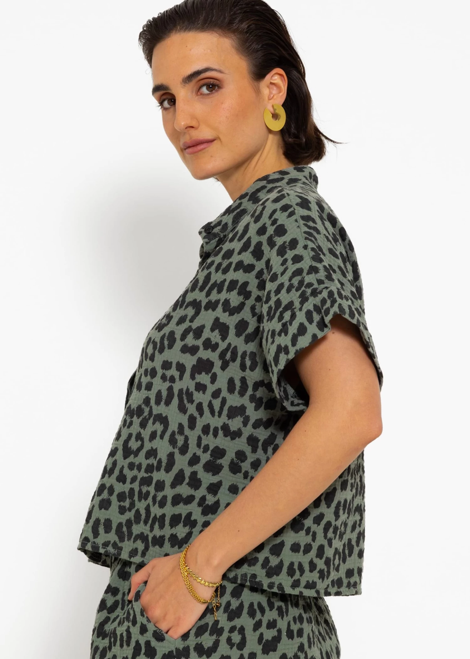 Musselin Bluse Mit Leo-Print - Khaki 5 Musselin Bluse Mit Leo-Print - Khaki – Bild 3