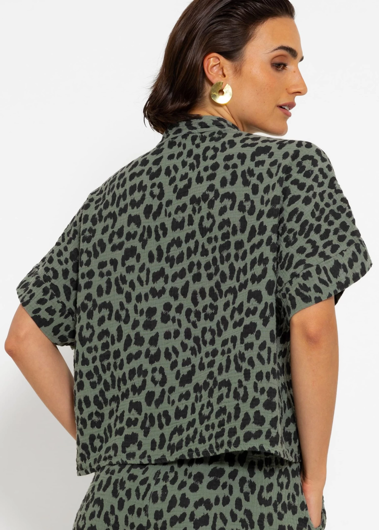 Musselin Bluse Mit Leo-Print - Khaki 9 Musselin Bluse Mit Leo-Print - Khaki – Bild 7