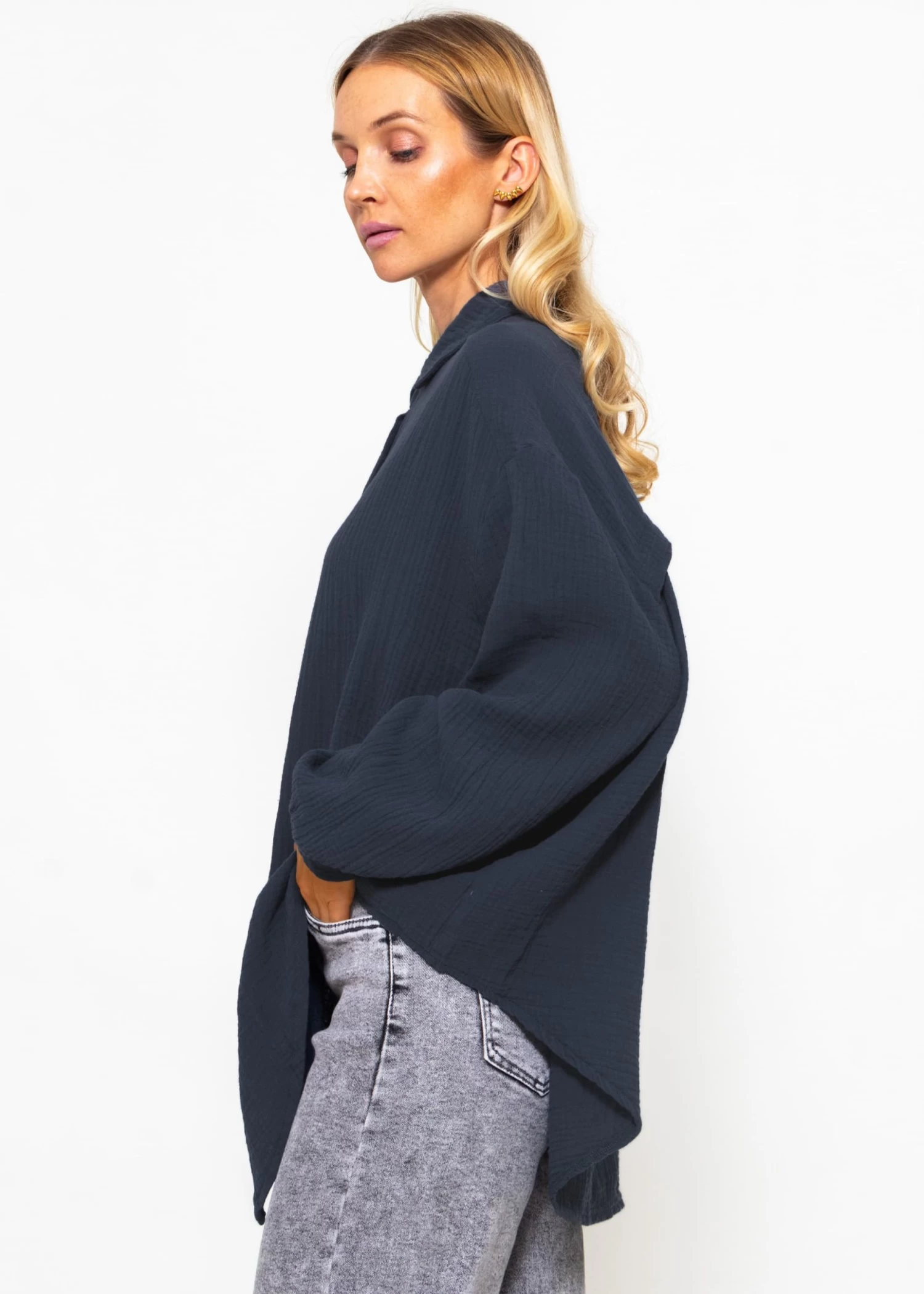 Musselin Bluse Oversize, Kurz, Dunkelgrau 7 Musselin Bluse Oversize, Kurz, Dunkelgrau – Bild 5