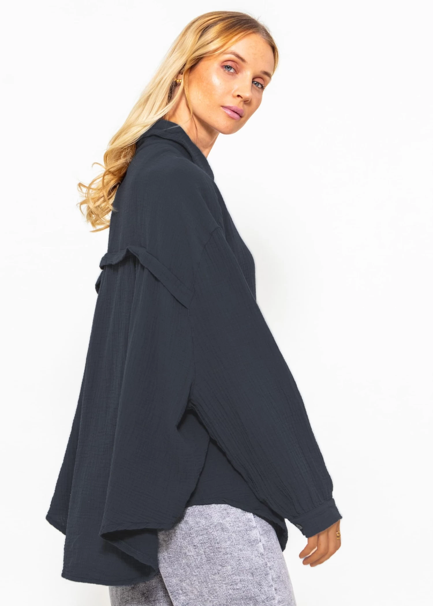 Musselin Bluse Oversize, Kurz, Dunkelgrau 8 Musselin Bluse Oversize, Kurz, Dunkelgrau – Bild 6