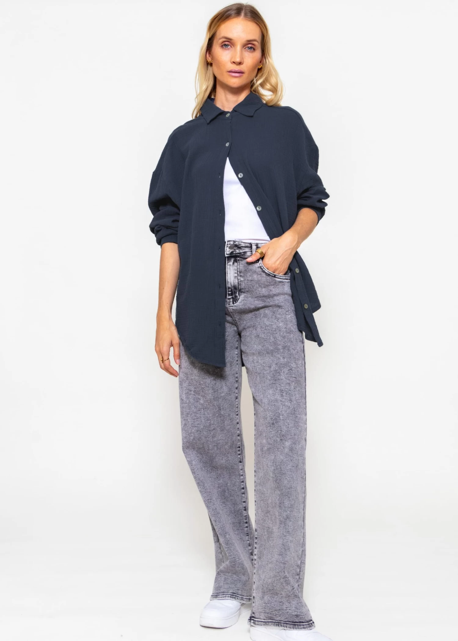 Musselin Bluse Oversize, Kurz, Dunkelgrau 4 Musselin Bluse Oversize, Kurz, Dunkelgrau – Bild 2