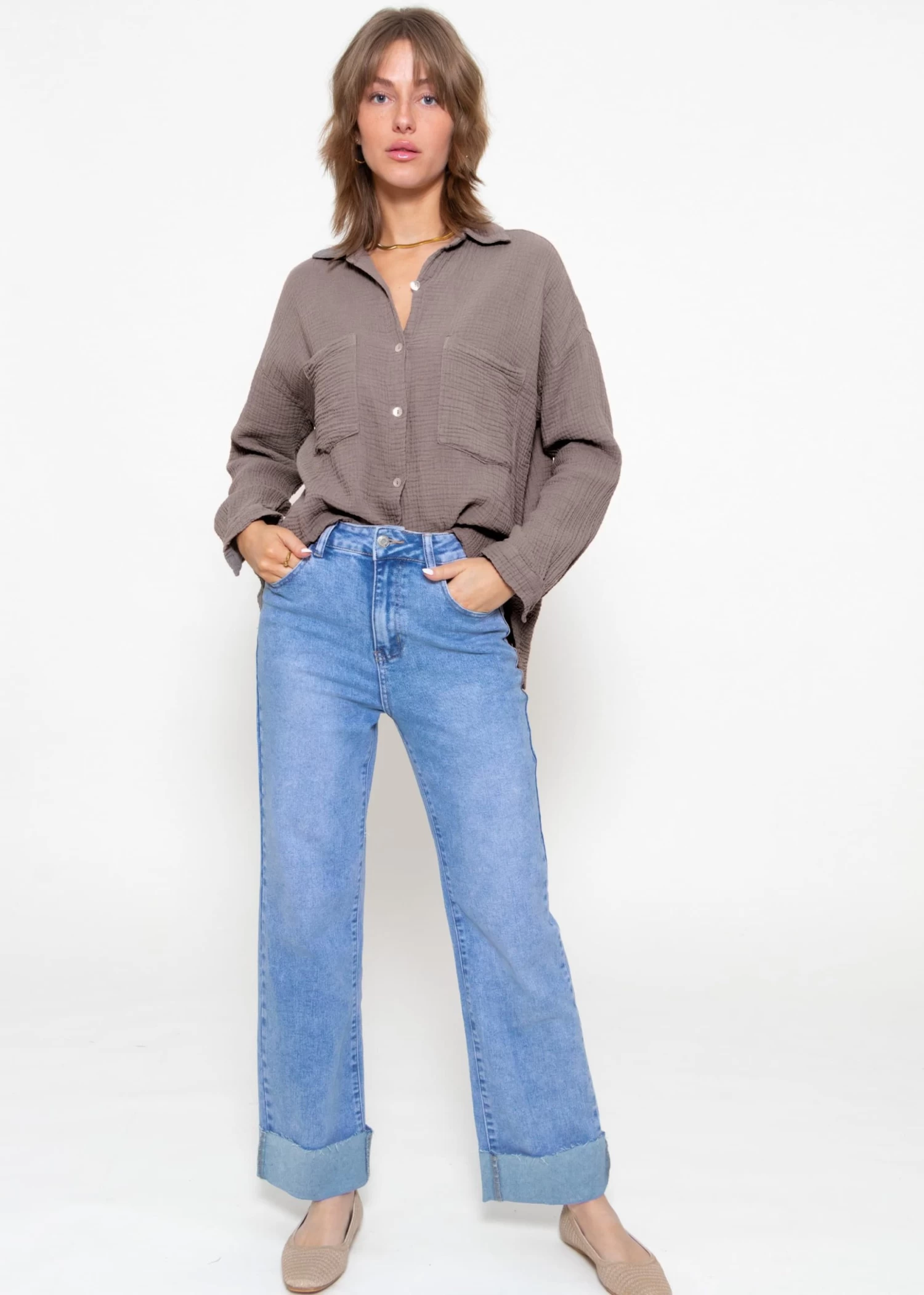 Oversize Musselin Bluse Mit Brusttaschen - Taupe 4 Oversize Musselin Bluse Mit Brusttaschen - Taupe – Bild 2