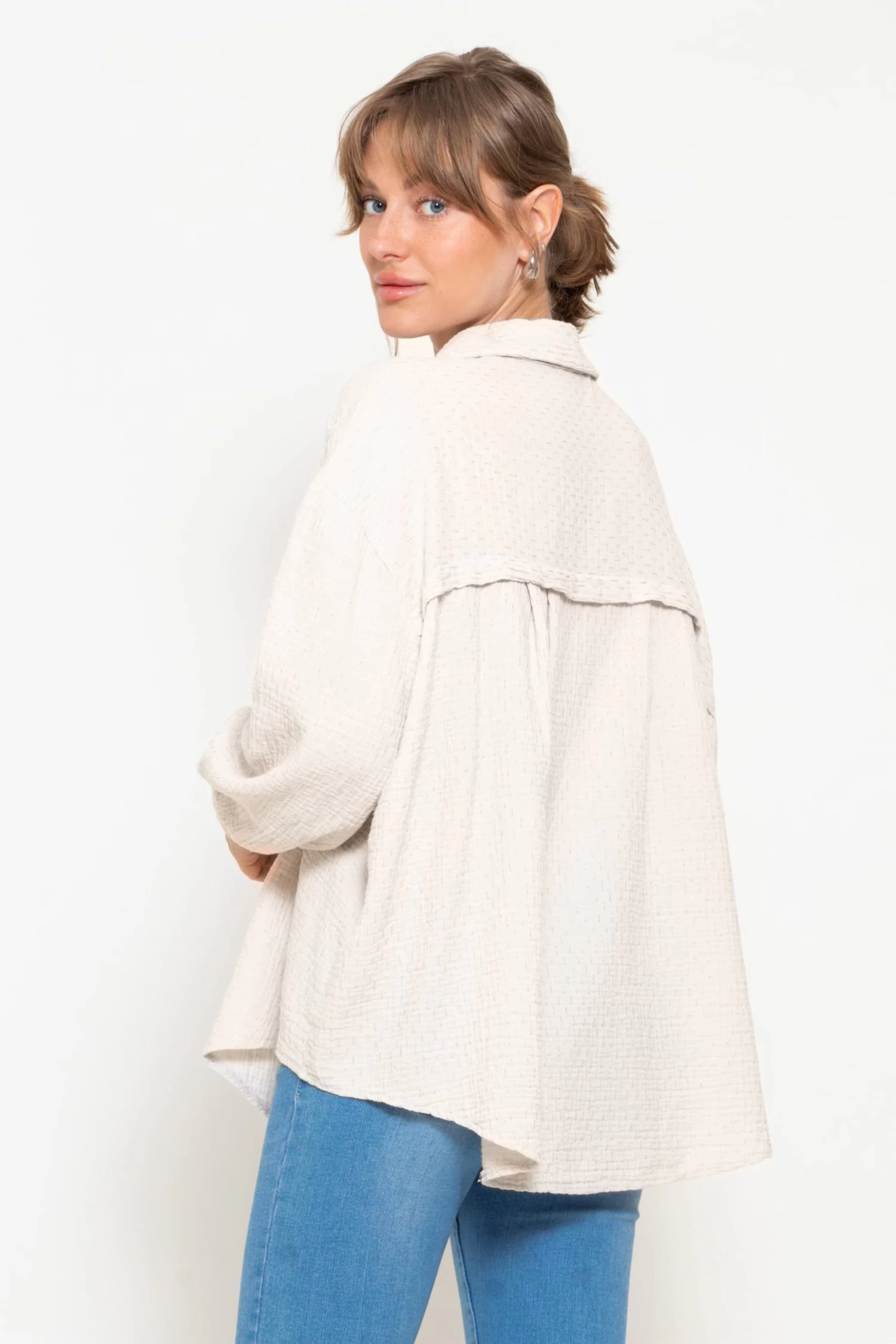 Oversize Musselin Bluse Mit Glitzerdetails - Hellbeige 7 Oversize Musselin Bluse Mit Glitzerdetails - Hellbeige – Bild 5