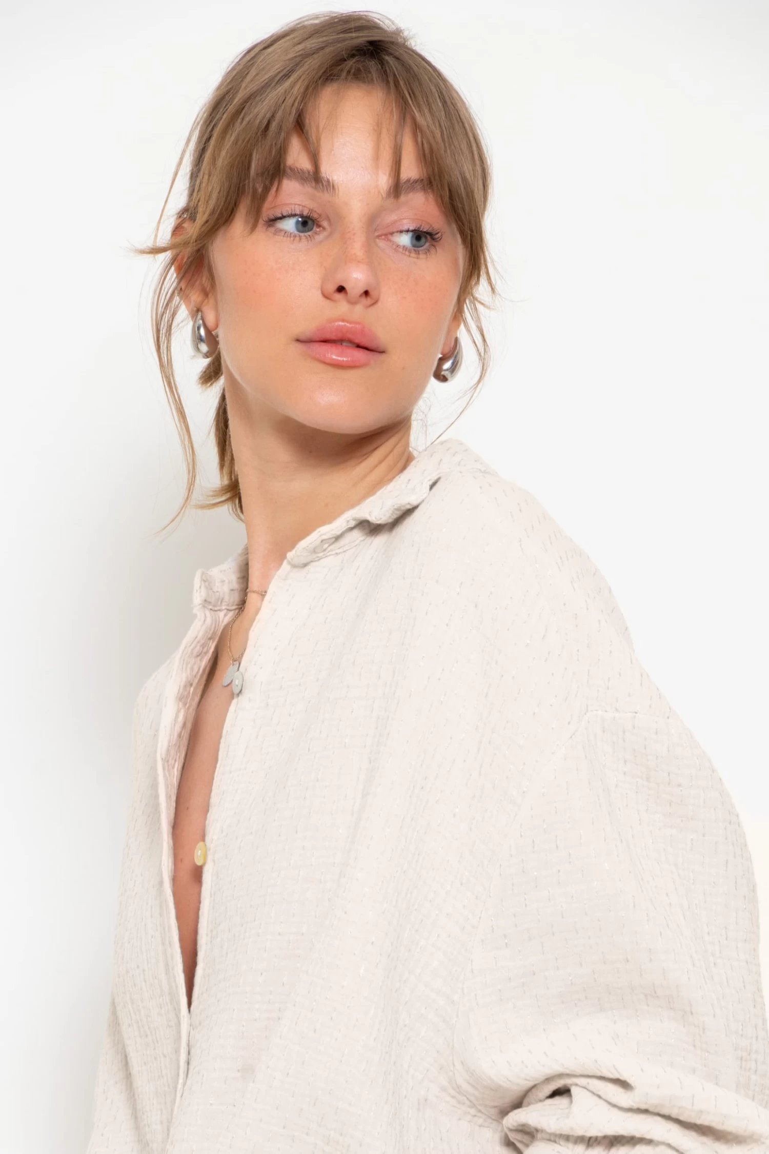 Oversize Musselin Bluse Mit Glitzerdetails - Hellbeige 4 Oversize Musselin Bluse Mit Glitzerdetails - Hellbeige – Bild 2