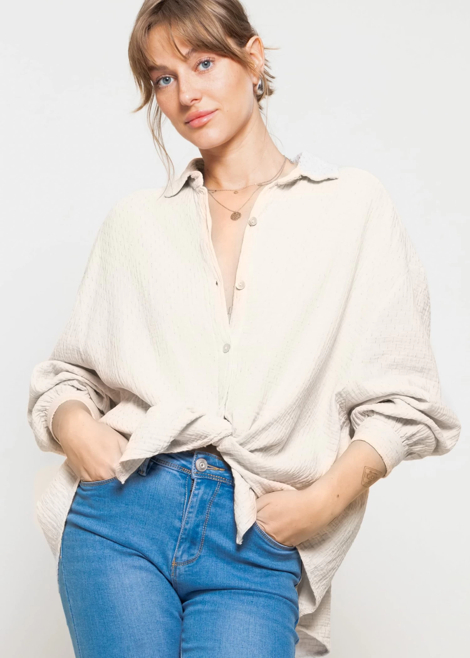 Oversize Musselin Bluse Mit Glitzerdetails - Hellbeige 6 Oversize Musselin Bluse Mit Glitzerdetails - Hellbeige – Bild 4