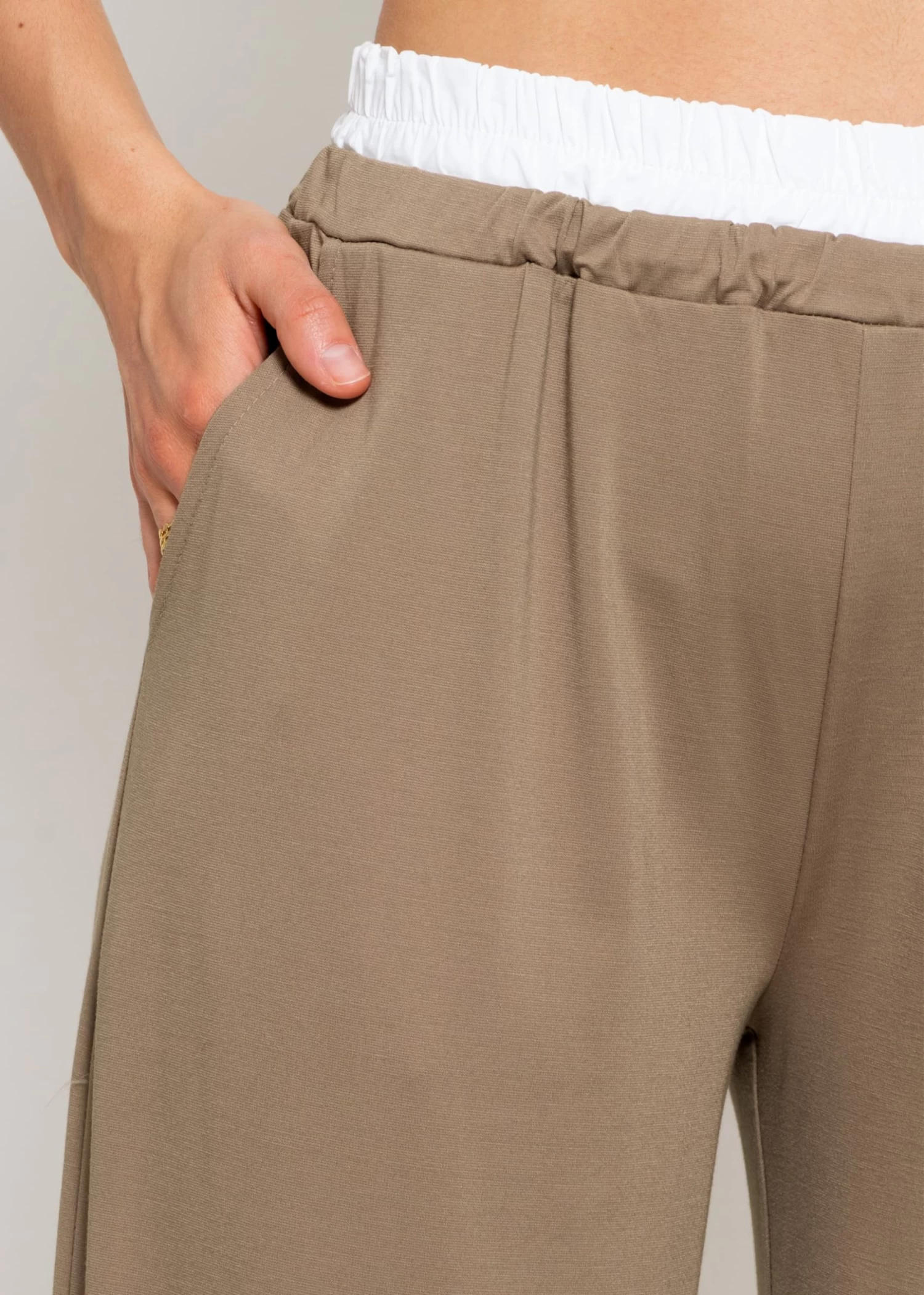 Schlupfhose Mit Weißem Bund - Taupe 8 Schlupfhose Mit Weißem Bund - Taupe – Bild 6